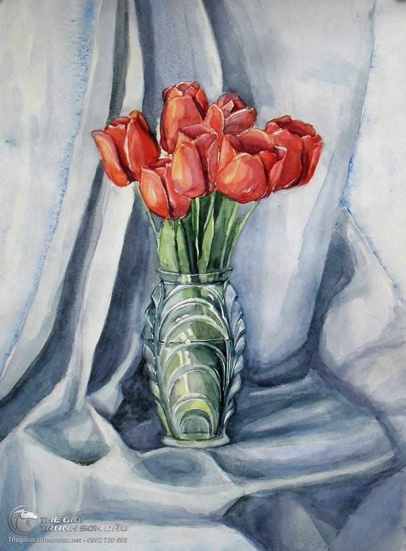 Bình hoa tulip đỏ: Bức ảnh này sẽ đưa bạn vào một không gian tuyệt đẹp, tối giản nhưng vẫn đầy cảm hứng. Bình hoa tulip đỏ làm nổi bật phần còn lại của không gian, và đem lại sự tươi mới và rực rỡ cho mọi người xung quanh.