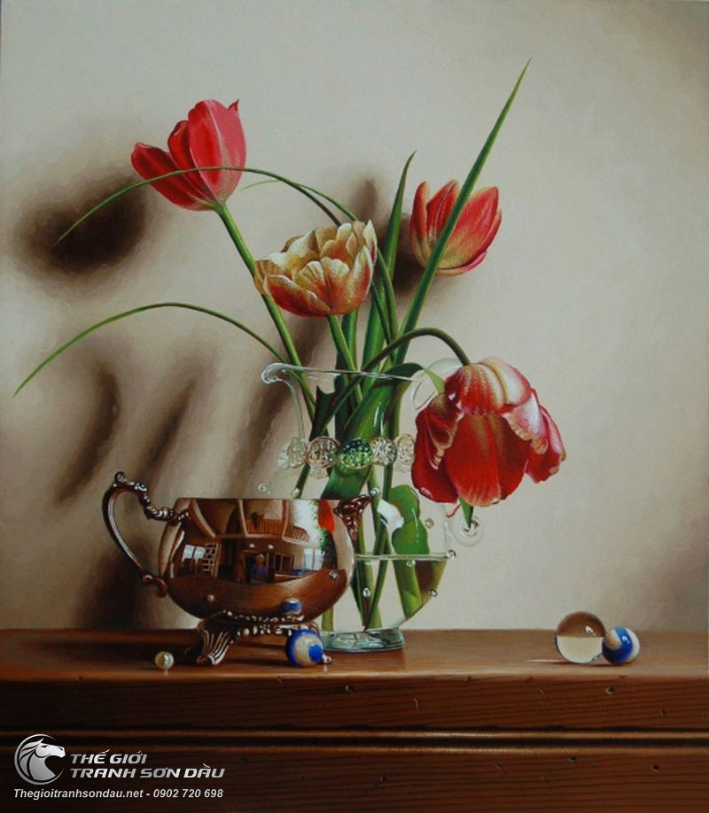 Với tranh sơn dầu bình hoa tulip này, bạn sẽ được trải nghiệm sức sống và sự nữ tính của hoa tulip được tô điểm bởi tài năng nghệ thuật của họa sĩ. Đây là tác phẩm hoàn hảo để trang trí cho không gian sống của bạn.